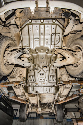 मैग्नीलियम मिश्र धातु में टोयोटा एलसी100 इंजन और ट्रांसमिशन के लिए ब्लैक मेटल स्किड प्लेट