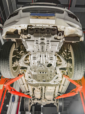 ISUZU MU-X DMAX के लिए सुरक्षात्मक कवच ईंधन टैंक स्किड प्लेट मूल आकार से मेल खाता है