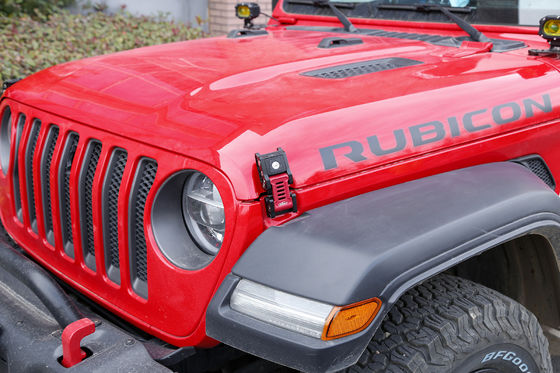 एल्यूमीनियम मिश्र धातु हुड लॉक लॉक JEEP Wrangler JK/JL ऑफ-रोड वाहन के लिए काले लाल रंग में